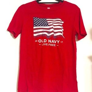 Red old navy T-shirt with 2017 American design